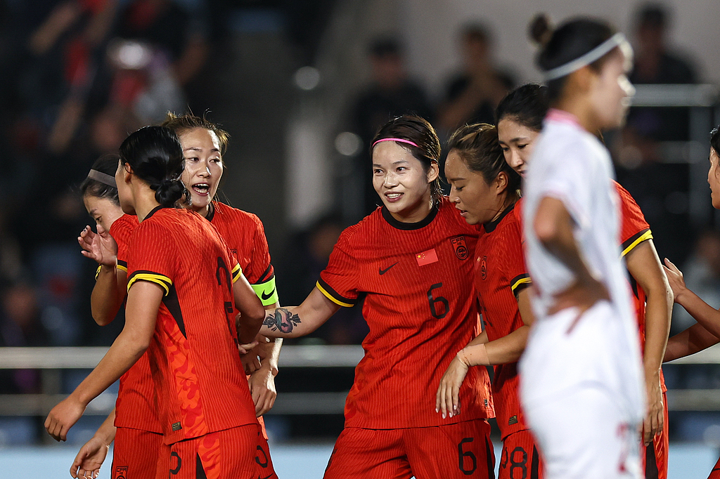 “中国女足迎战国际友谊赛，展现巾帼风采！”