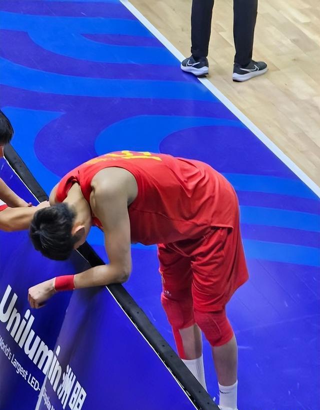 -中国男篮奥运资格赛大胜，周琦统治内线