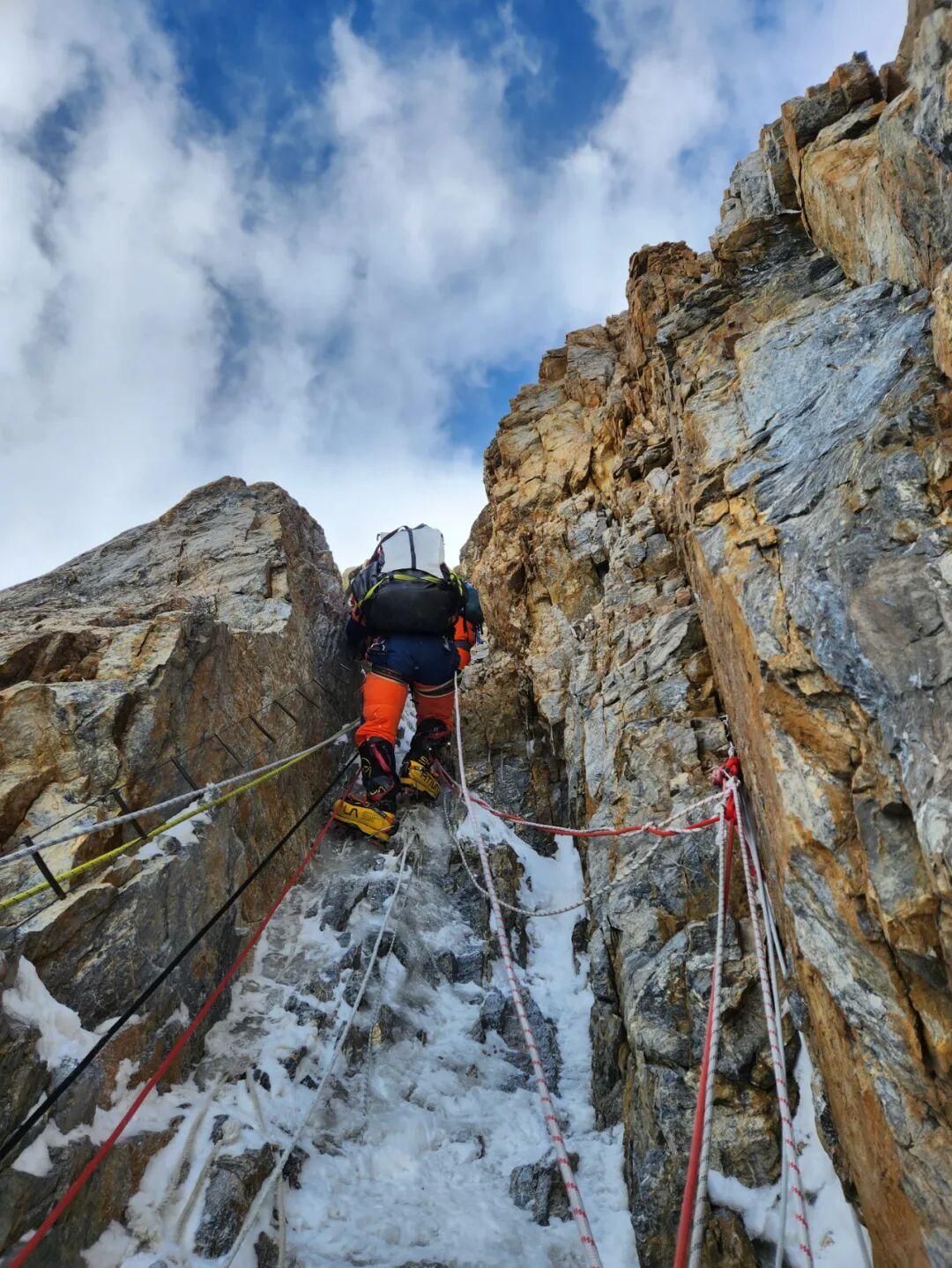 西藏登山队成功登顶K2，创造历史