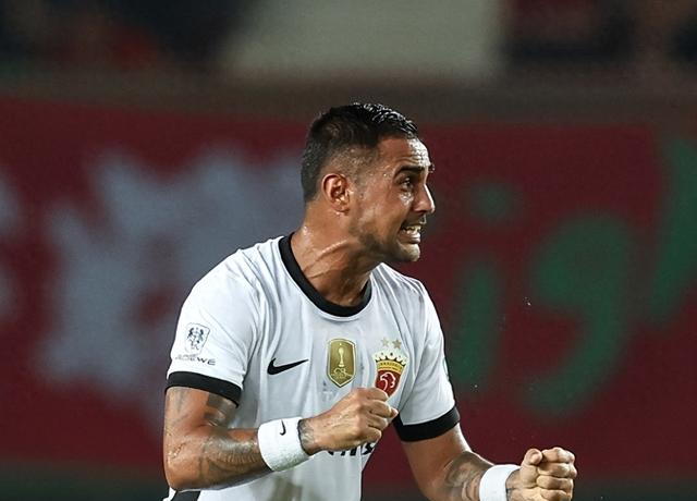 开云体育网址-包含某球员因不当言论遭禁赛，舆论两极分化的词条