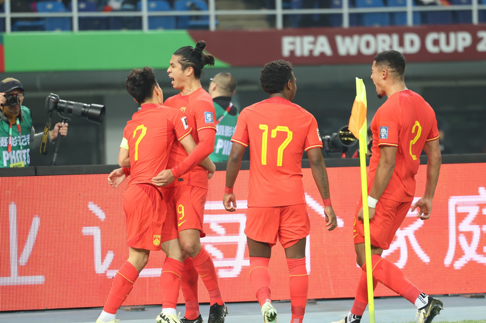 关于武磊双响+造点！国足3-0大胜新加坡的信息