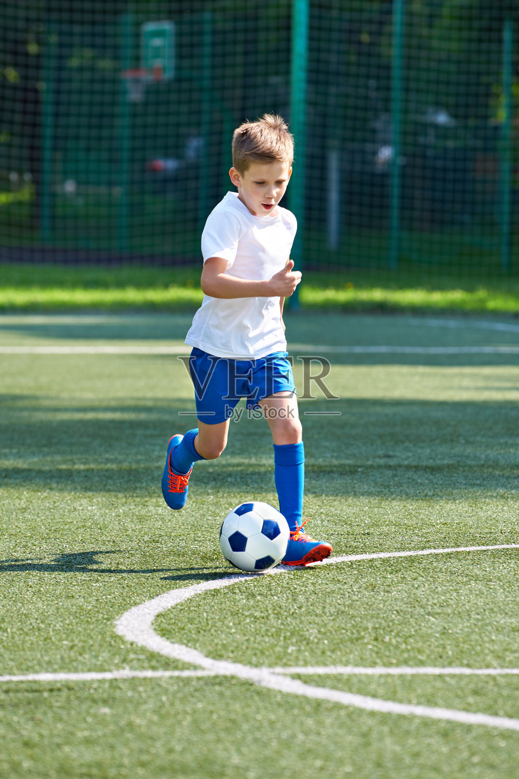 足球运动员日常训练揭秘：你想不到的强度！的简单介绍